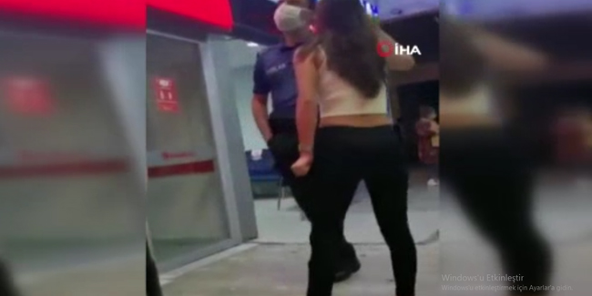 Alkollü kadın büfeyi dağıtıp, polislere saldırdı