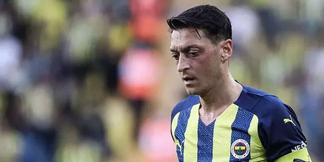 Fenerbahçe'de Mesut Özil ve Ozan Tufan kadro dışı bırakıldı