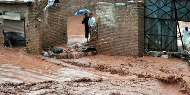 Pakistan’daki şiddetli yağışlar yüzlerce evi yıktı