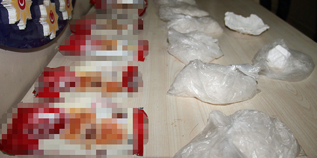 Bisküvi paketlerine saklanan kokain ele geçirildi
