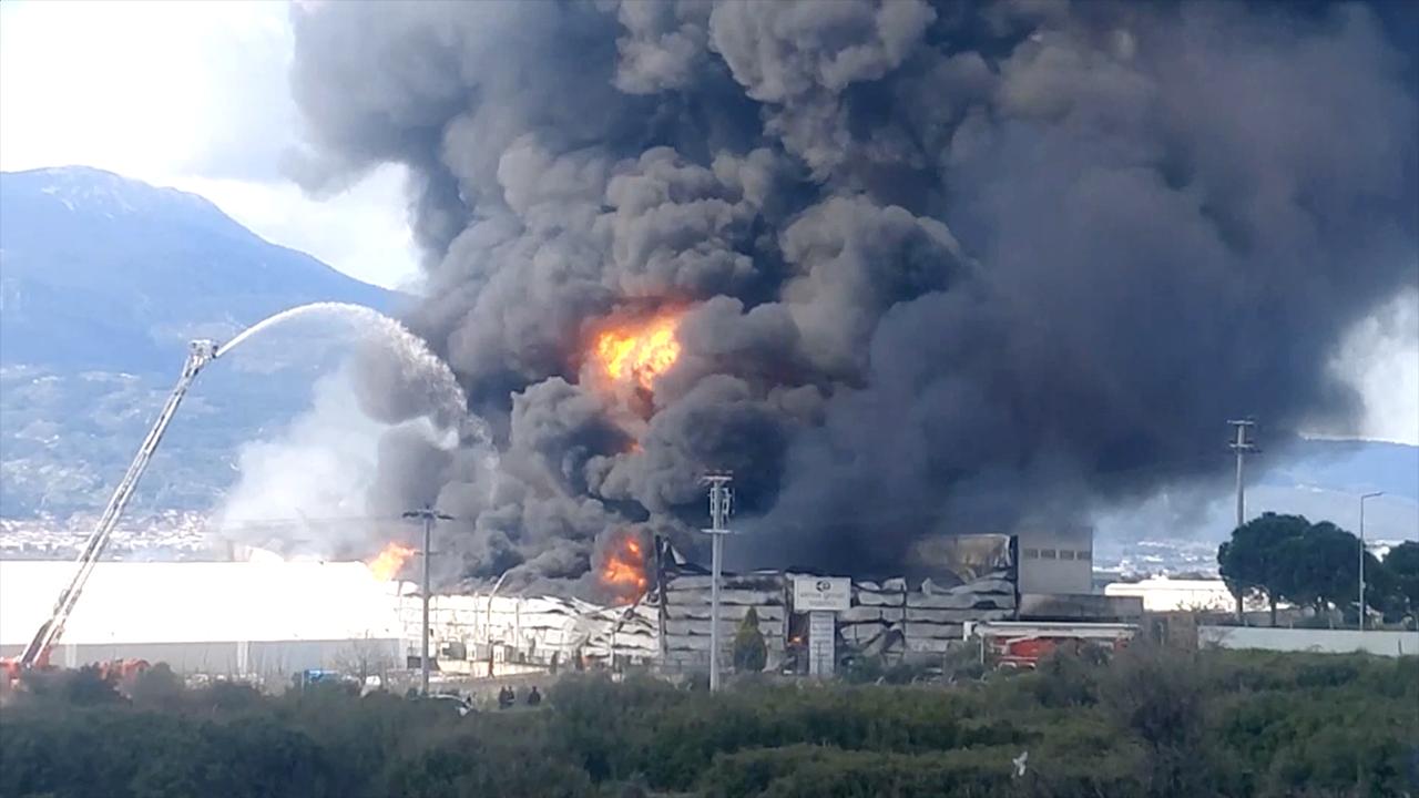 İzmir'de kimyasal malzemelerin bulunduğu depoda yangın