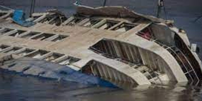 Endonezya'da yolcu gemisi battı: 13 kayıp