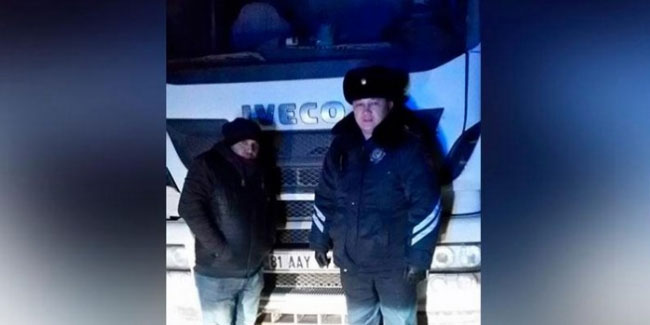 Donan Türk tır şoförlerinin yardımına Kazak polisi yetişti