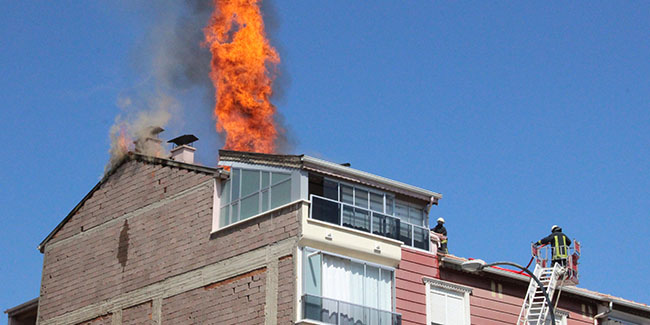 Karaman'da 5 katlı binanın çatı katında korkutan yangın