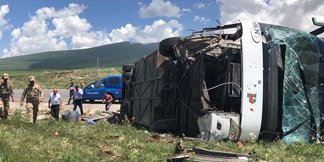 Ardahan’da yolcu otobüsü devrildi: 1 ağır 6 yaralı 
