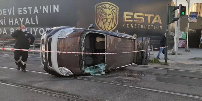 Güngören'de kaza yapan araç tramvay yoluna girdi
