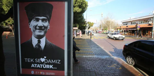 ''Love Erdoğan'' gitti, ''Tek Sevdamız Atatürk'' geldi