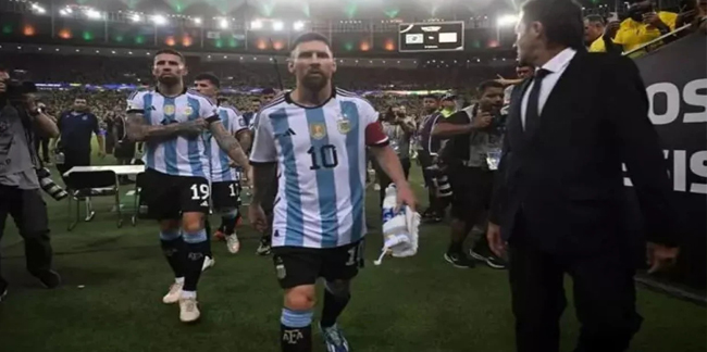 Messi Arjantin'i sahadan çekti