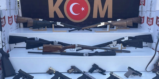 Elazığ'da kaçakçılık operasyonu: 17 av tüfeği ve 4 tabanca ele geçirildi!