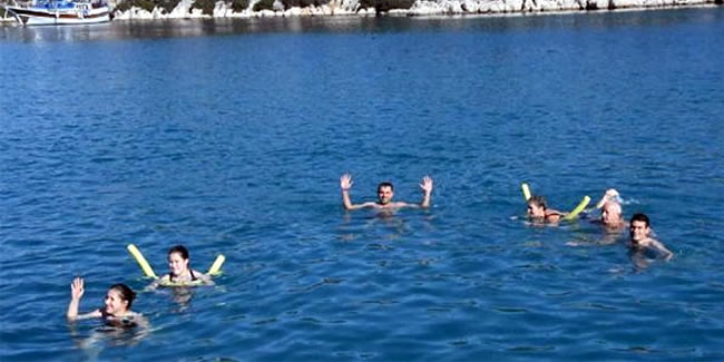 Antalya'da tatilcilerin deniz keyfi