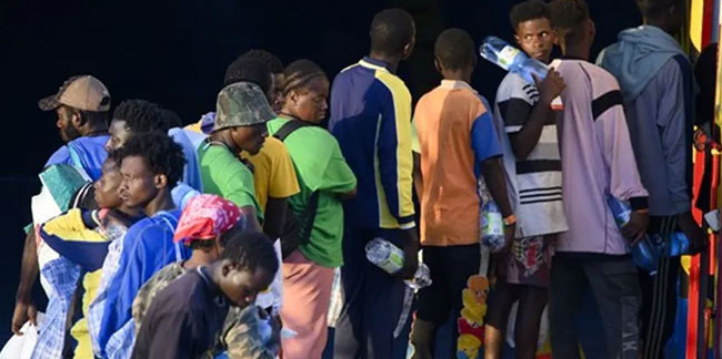 Lampedusa Adası'ndaki göçmenler tahliye ediliyor