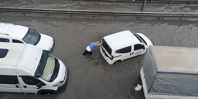 Gebze'de araçlar yağmur suyu ile dolan alt geçitte kaldı
