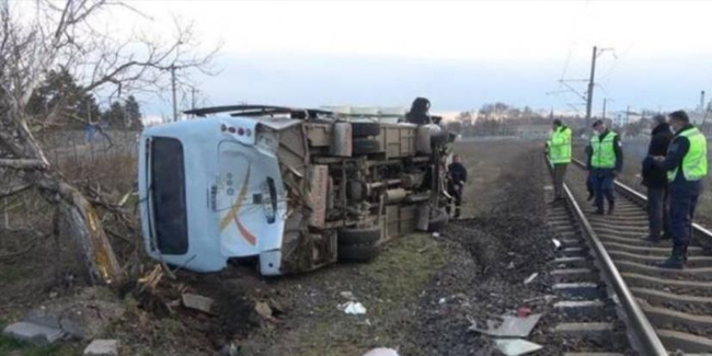 Kırklareli'de yük treni hemzemin geçitte midibüse çarptı: 27 yaralı