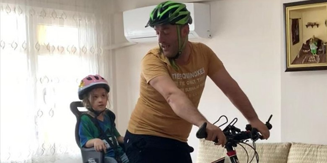 Rizeli baba, kızı için evde bisiklet düzeneği kurdu