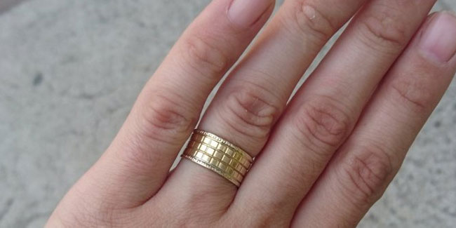 Faturalarını ödemek için 14 yıllık yüzüğünü sattı  