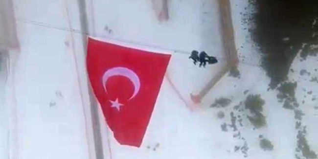 Şehitler için Palandöken'e dev Türk Bayrağı astılar