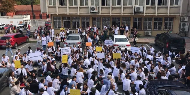 İstanbul Üniversitesi öğrencilerinden 'hasarlı bina' eylemi