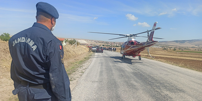 Ambulans helikopter kazada ağır yaralanan kişi için karayoluna indi
