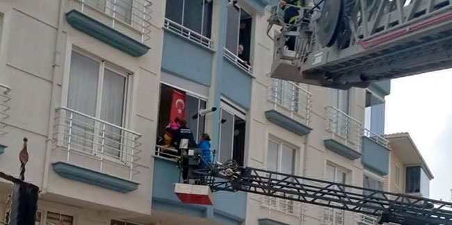Yangında mahsur kalan 15 kişi, itfaiye merdiveniyle kurtarıldı