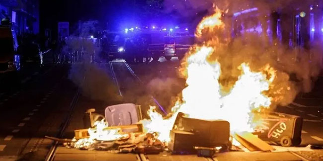 Almanya'da sokaklar karıştı: Barikatlar kuruldu, ateşler yakıldı