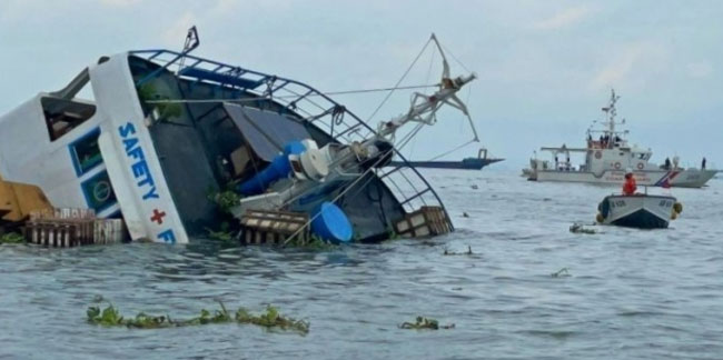 Filipinler'de iki gemi çarpıştı