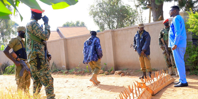 Uganda'da polis ve ordu muhalif liderin evini kuşattı