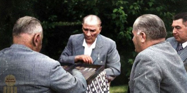 Atatürk'ün tavla oynarken fotoğrafı ortaya çıktı! Herkes Atatürk'ün kiminle tavla oynadığını merak ediyordu