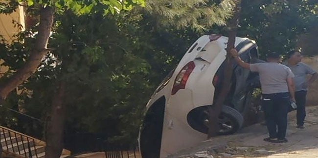 Şanlıurfa'da el freni çekilmeyen otomobil 2 metrelik boşluğa çakıldı!