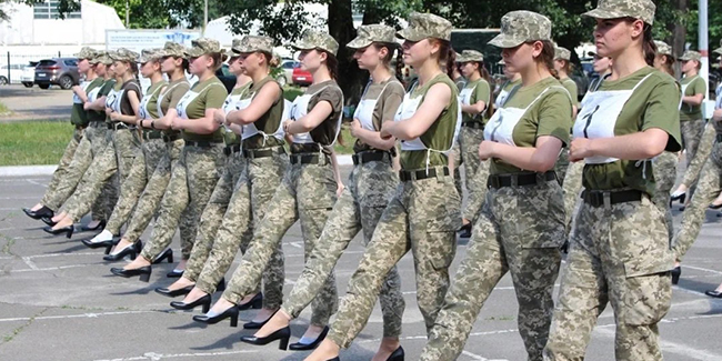 Ukrayna'da kadın askerlere topuklu ayakkabı giydirilmesine tepki yağdı