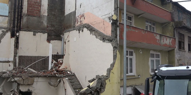 Rize'de bina yıkımında bitişik binada çatlaklar oluştu