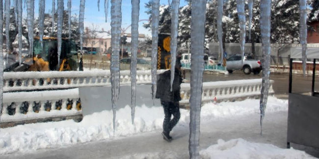 Bayburt'ta dondurucu soğuklar etkili oluyor