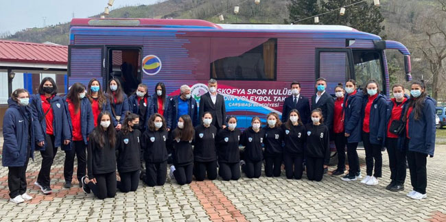 Ekrem ve Dilek İmamoğlu çiftinden Trabzon takımına otobüs hediye etti