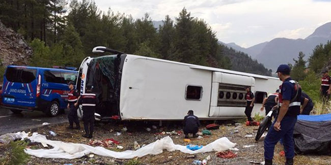 Yolcu otobüsü devrildi: 25 yaralı