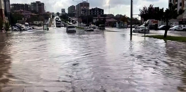 Yozgat'ta sağanak yağış yolları göle çevirdi! Şehri su bastı