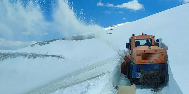 Van'da yoğun kardan kapanan yollar ulaşıma açıldı