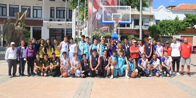Çeşme'de sokak basketbolu etkinliği 