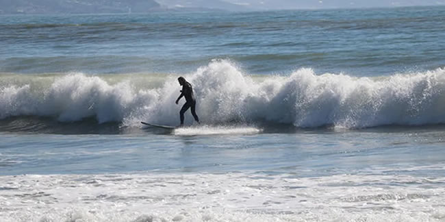 Alanya'da, kısıtlamada denizin keyfini sörfçüler çıkardı