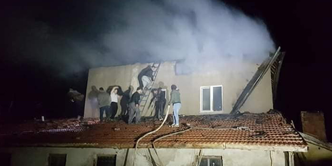 Gediz'in Göynükören köyünde çatı yangını