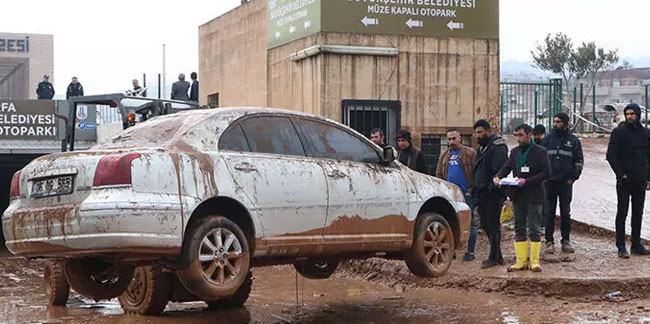 Şanlıurfa'da otoparkı su bastı, 170 araç çıkarıldı