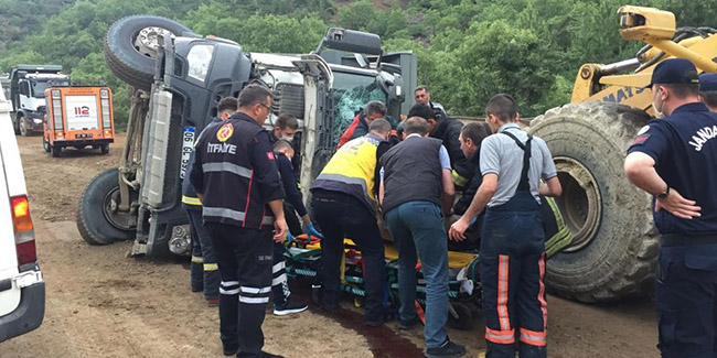 Domaniç'te hafriyat kamyonu devrildi: 1 yaralı