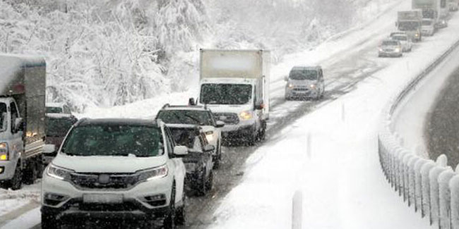 Zonguldak'ta, kar nedeniyle araçlar yolda kaldı