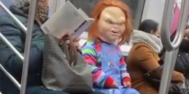 ABD’de metroda Chucky kostümlü sosyal deney viral oldu