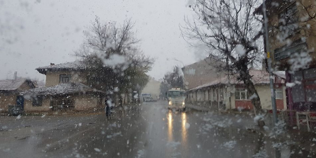 Aslanapa'da mevsimin ilk kar yağışı