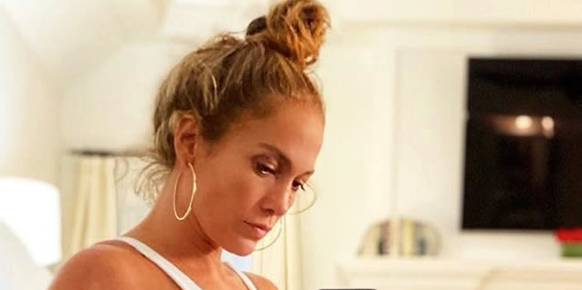 Jennifer Lopez beyaz mayolu pozunu paylaştı