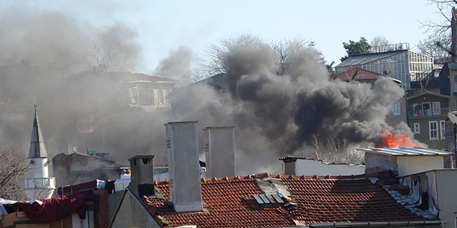 Fatih'te 3 katlı bina alev alev yandı