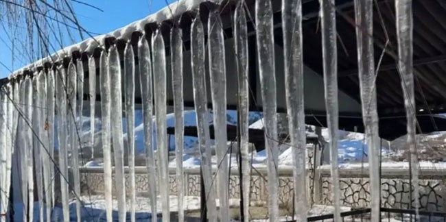 Bayburt'ta hava sıcaklığı -18 derece düştü! Buz sarkıtları oluştu