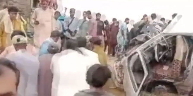 Pakistan’da minibüsle kamyon çarpıştı: 7 ölü