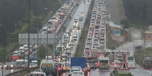 İstanbul çıkışında 65 yaş trafiği! Yollar kilit