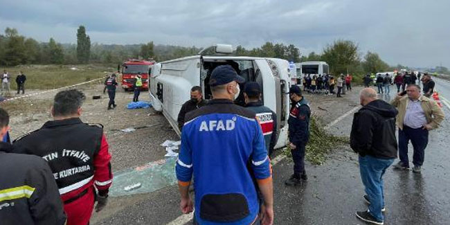 MHP'lilerin içinde bulunduğu midibüs kaza yaptı: 2 ölü,