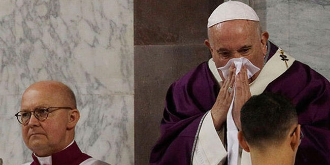 Papa'nın yakınındaki rahipte corona virüsü tespit edildi